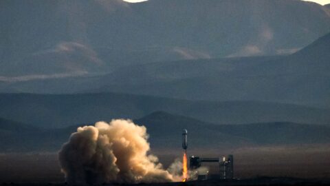 Den v obrazech: Start Blue Origin, Písečná bouře v Iráku a Novorozené mládě tapíra malajského