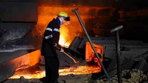 Sněmovna schválila povinné spoření firem na penzi části náročných profesí