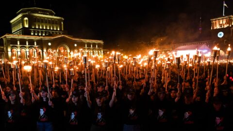 Den v obrazech: Pochod s pochodněmi v Jerevanu, Lesní požár v Izraeli a Největší jahodový dort