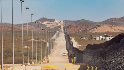 Historický pokles nelegální migrace na americko-mexické hranici, tvrdí pohraničníci