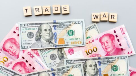 Čínský režim je otevřen dialogu s USA o clech, ale nenechá se vydírat, vzkázal Peking