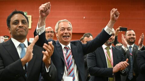 Ve volbách v Anglii zaznamenala úspěch Farageova Reform UK. Chce být hlavní opoziční silou