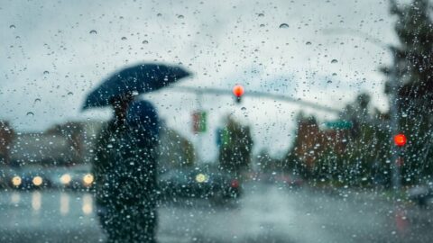 Po tropickém víkendu se výrazně ochladí a bude pršet, dnes hlavně v Čechách