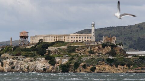 Trump nařídil znovuotevření věznice Alcatraz pro sériové pachatele