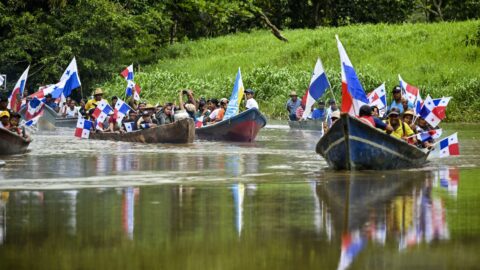 Den v obrazech: Protesty v Panamě, Summit Evropského politického společenství a Jízda pelotonu