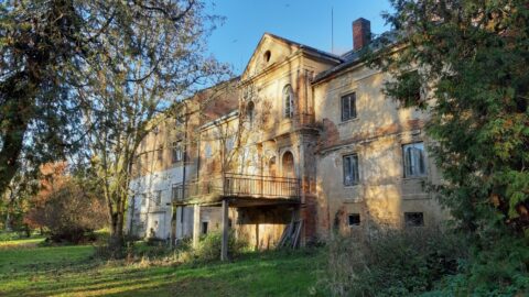 Na místě lázní Petrkov zůstává „urbex“ a stezka Bohuslava Reynka