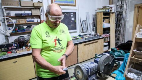 Sněmovna prosadila přesun plateb mezd nepedagogů ve školách ze státu na obce a kraje, stát zafinancuje psychology