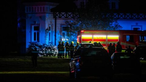 V hotelu Zámeček v Čeladné se propadl strop.  Hasiči vyprostili dva zavalené