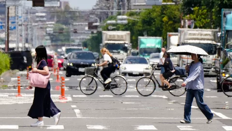 Po zemětřesení o síle 7,4 stupně zasáhly Japonsko první vlny cunami