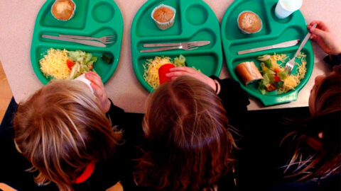 UNICEF: Malé děti žijící v chudobě trpí častěji zubním kazem a obezitou