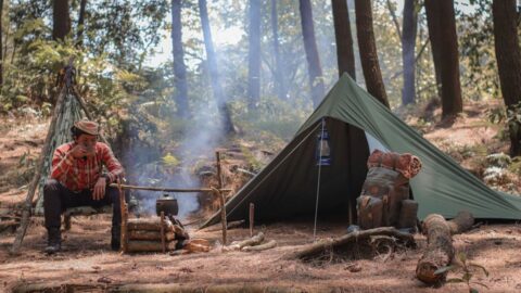 Zájem o kempování typu bushcraft podle obchodníků roste
