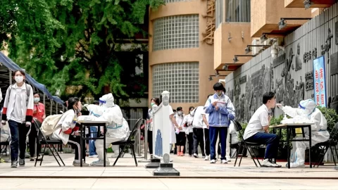 Školy v Číně údajně izolují studenty, zatímco případů covidu přibývá