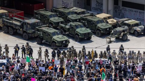 Den v obrazech: Protesty v Los Angeles, Předávání BET Awards a Světový den oceánů