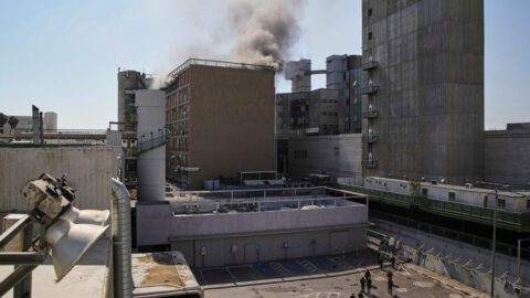 Íránské rakety zasáhly čtyři místa v Izraeli včetně nemocnice, Izrael právě zaútočil na reaktor v Aráku
