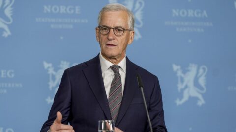 Norsko dodrží cíl NATO vydávat na obranu pět procent HDP, řekl premiér