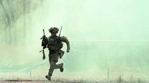 Den v obrazech: Vojenské cvičení v Austrálii, lesní požár na Kypru a mramorová jeskyně