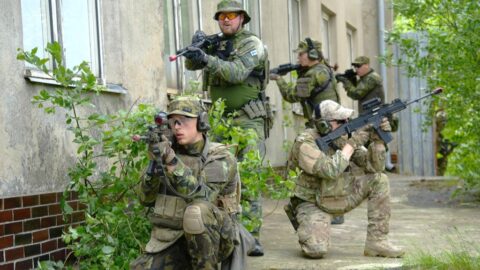 Důvěra v armádu dál roste, věří ji nejvíce lidí zhruba od poloviny roku 2022, vychází z průzkumu