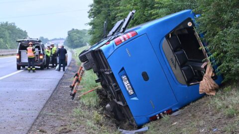 Na dálnici D2 havaroval autobus, záchranáři ošetřili šest zraněných