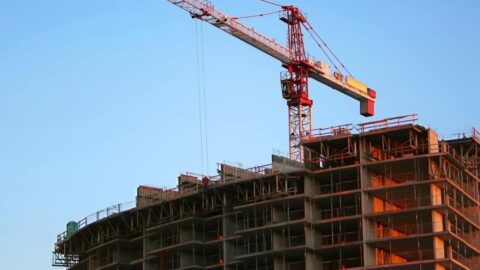 Odborníci: Vláda nezrychlila výstavbu, investovala ale hodně do infrastruktury