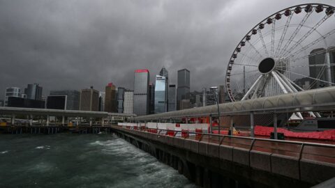 Hongkong a města na jihu Číny kvůli tajfunu Wipha ruší stovky letů