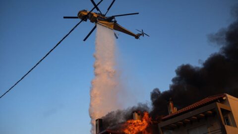 Hasiči u Atén i jinde v Řecku bojují s požáry, Turecko hlásí teplotní rekord