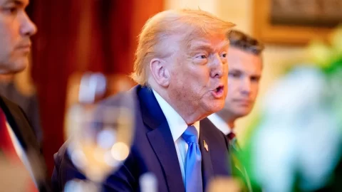 Trump údajně varoval Putina a Si Ťin-pchinga, že v případě invaze vybombarduje jejich hlavní města, uvádí zpráva
