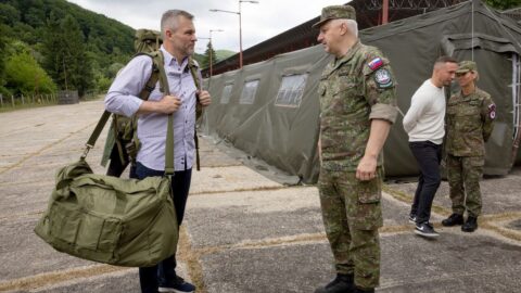 Slovenský prezident a ministr obrany nastoupili na výcvik armádních záloh, oba mají modré knížky