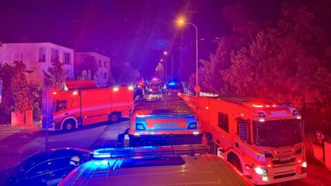 Při požáru v bytovém domě v Praze hasiči nad ránem evakuovali dvacet lidí