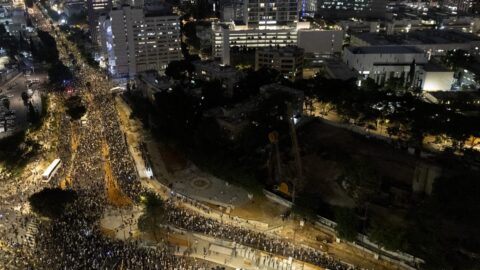 V Tel Avivu se sešlo 350.000 lidí, demonstrují za příměří a propuštění rukojmích