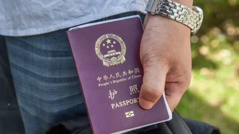 Čínský režim zpřísňuje výjezdové kontroly, konfiskuje pasy nízce postavených úředníků a důchodců