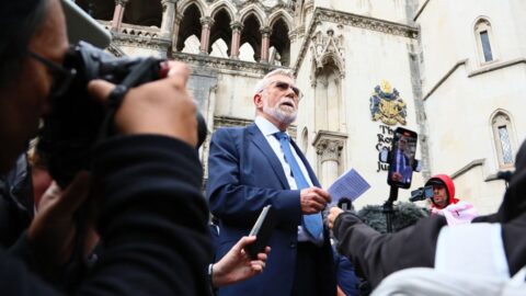 Britská vláda uspěla s odvoláním proti nařízení vystěhovat migranty z hotelu