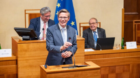 V Číně má automobilka vlastní metro, evropské zápasí s legislativou. O neudržitelnosti směru EU se debatovalo v Senátu