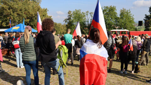 Vlajky, chorály i gesto jednoty: Češi se pokusili obejmout Říp při oslavách Dne české státnosti