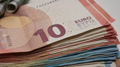 Celníci našli v dodávce cizinců falešné eurobankovky za více než šest milionů Kč