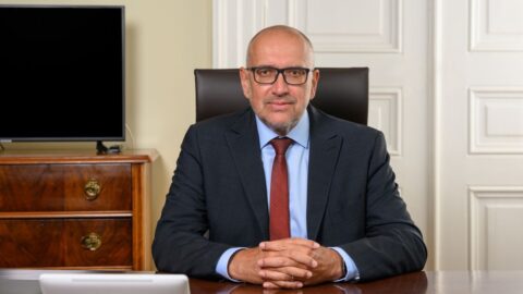 Vláda projedná systém financování nepedagogů podle náročnosti provozu škol