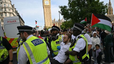 V Londýně bylo v sobotu na demonstraci na podporu Palestine Action zatčeno 890 lidí