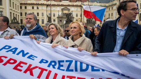 Stovky demonstrantů u Hradu vyzývaly prezidenta, aby respektoval volby