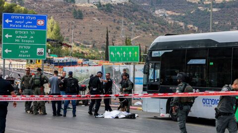 Střelba na autobusové zastávce v Jeruzalémě si vyžádala pět mrtvých