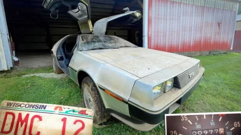 „Stroj času“: Muž našel v kůlně v americkém Wisconsinu DeLorean z roku 1981