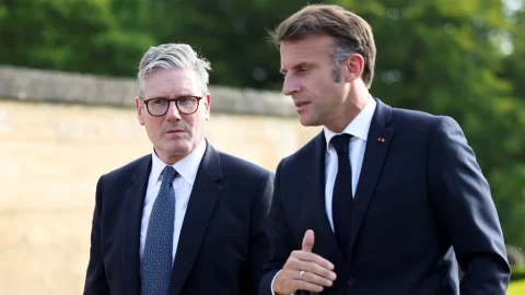 Evropa čelí dvojí hrozbě: Ekonomové varují před dluhovými tlaky v Británii a Francii