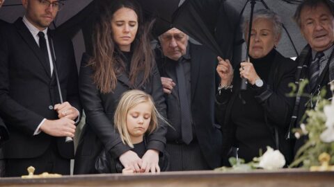 Odborníci: Stát by měl pozůstalým poskytnout službu, jež by je smutkem provedla