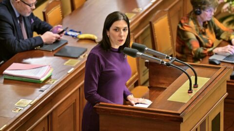 Dezinformační žumpa je jako sekta, je těžké z ní lidi dostat, uvedla šéfka sněmovny
