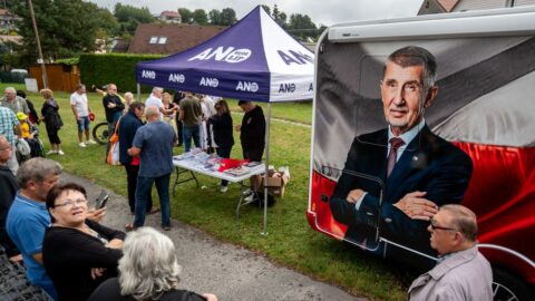 Muž, který udeřil Babiše holí, se omluvil a popřál mu k narozeninám