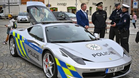 Za fotku policejního ferrari dostávají řidiči pokuty, říká jeden z vyškolených policistů