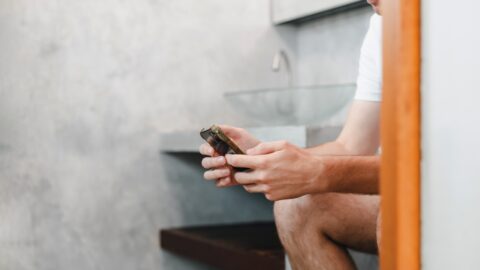 Vysedávání na toaletě s mobilem zvyšuje riziko hemoroidů téměř o 50 procent