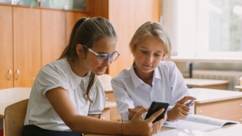 Švédsko zakáže od příštího roku mobilní telefony ve všech školách
