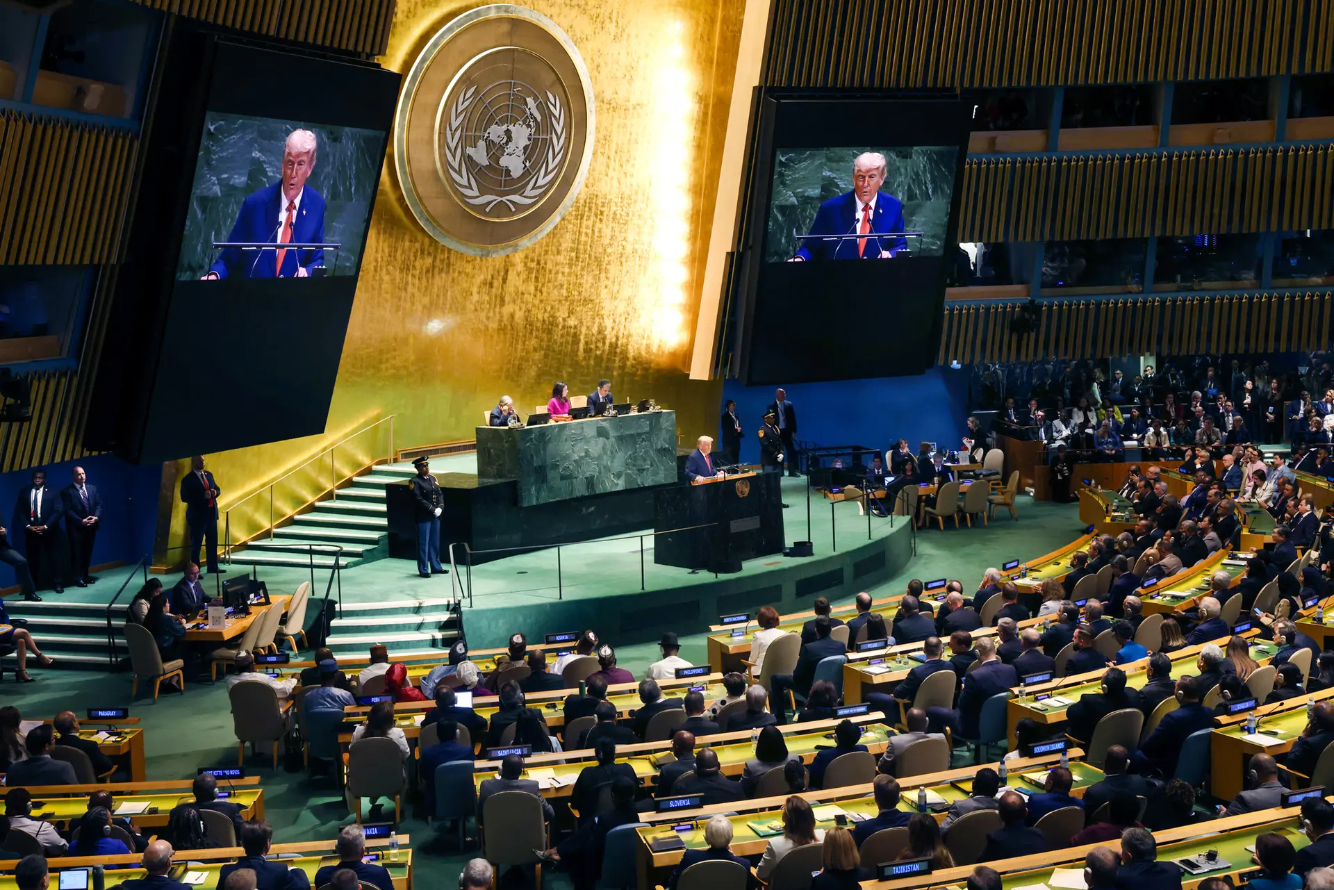 Americký prezident Donald Trump hovoří během 80. Valného shromáždění OSN v sídle Organizace spojených národů v New Yorku 23. září 2025. Trump uvedl, že letos dosud ukončil sedm konfliktů, a to téměř bez pomoci OSN. (Spencer Platt / Getty Images)