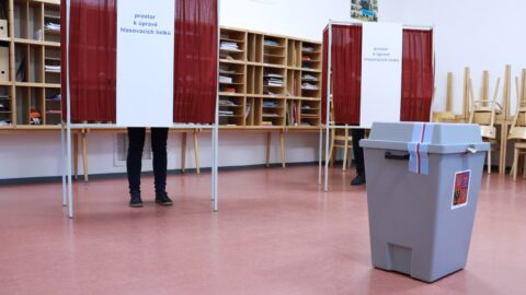 Volební místnosti se znovu otevřely, do 14:00 lze hlasovat o složení Sněmovny