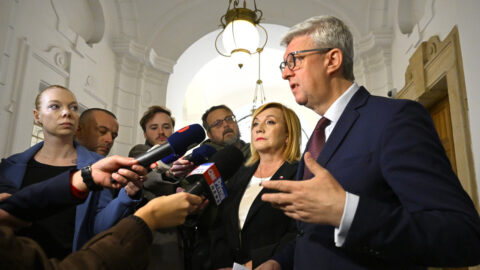 ANO usedlo s možnými koaličními partnery SPD a Motoristy sobě. Na stole měli program a první plány