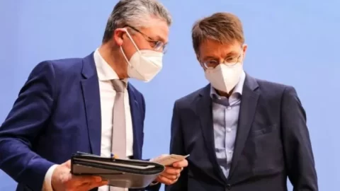 Německo: Pokuty a výkon vazby – soudem uvolněné e-maily odhalují plány povinného očkování proti covidu